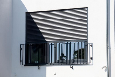 Installation de stores motoris&eacute;s, confort et modernit&eacute; &agrave; port&eacute;e de t&eacute;l&eacute;commande