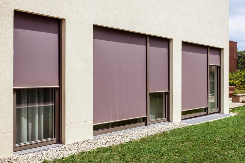 Les avantages des stores sur mesure pour votre confort