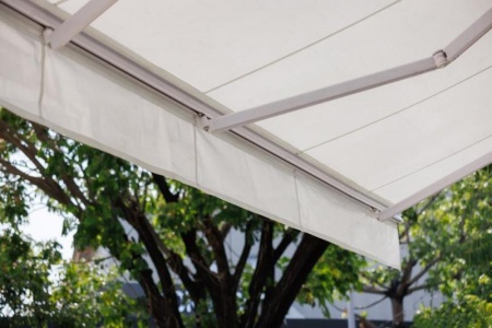 Pergola &agrave; toile, la solution modulable pour ombrager votre terrasse